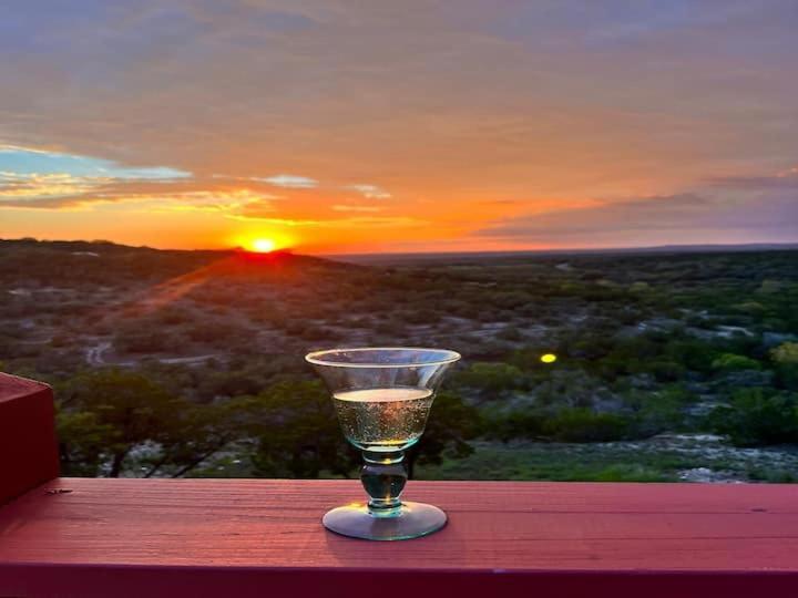 Entire 2Br 2Ba Hilltop View Home Sleeps 7 Pets 4 Acres Jacuzzi Central Ac Kingbeds Free Wifi-Parking Kitchen Washerdryer Starry Terrace Two Sunset Dining Patios Grill Stovetop Oven Fridge Onsitewoodedhiking Wildlife Coveredpatio4Pets & Birds Singing! Marble Falls Zewnętrze zdjęcie